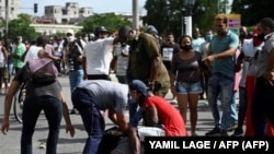 Un manifestante detenido en La Habana el 11 de julio, en las protestas contra el gobierno. (Yamil Lage / AFP).