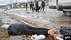 Recogida de cadáveres en las calles de Bucha tras ser liberada de las tropas rusas. 