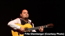 El guitarrista cubano, Andrés Vadín, en una presentación musical.