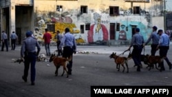 Policías con perros recorren las calles de La Habana, el 11 de julio de 2021, día en que estallaron las protestas antigubernamentales en varias localidades de Cuba. (Yamil Lage/AFP)