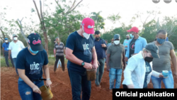 Díaz-Canel en un trabajo voluntario convocado para celebrar a la juventud comunista.