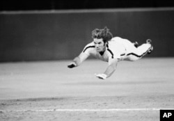 ARCHIVO - Pete Rose, jugador de los Filis de Filadelfia, se desliza hacia la tercera base durante un partido de béisbol contra los Mets de Nueva York en Filadelfia, el 3 de junio de 1981. (Foto AP/Rusty Kennedy, Archivo)