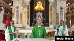 Monseñor Dionisio García Ibáñez, Arzobispo de Santiago de Cuba, (centro) hizo un llamado a normalizar las actividades parroquiales.