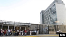 Decenas de personas hacen fila para entrar a la embajada de Estados Unidos en La Habana.