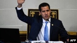 El líder de la oposición venezolana y autoproclamado presidente interino Juan Guaido asiste a una sesión en la Asamblea Nacional de Venezuela en Caracas el 23 de abril de 2019. -