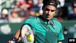 El suizo Roger Federer ante el español Roberto Bautista.