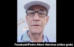 El profesor Pedro Albert Sánchez marcha por la Rampa habanera rumbo al Parque del Quijote. (Captura de video/Facebook/Pedro Albert Sánchez)