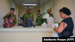 FOTO ARCHIVO. Guardias de prisión revisan las provisiones que los familiares llevan a los reos en el Combinado del Este en abril de 2013. (Adalberto Roque/AFP/Archivo)