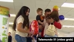 Primeros cubanos llegan a Miami bajo el nuevo programa de parole. (Captura de video/Telemundo 51)