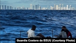 Balseros cubanos a unas 10 millas al este de Sunny Isles, Florida, el 8 de enero de 2023. Las personas fueron repatriadas a Cuba el 16 de enero de 2023. (Foto de la Guardia Costera de EEUU)