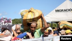 Venezolanos cruzan la frontera colombiano-venezolana sobre el puente internacional Simón Bolívar, parcialmente abierto en San Antonio del Táchira, Venezuela, 8 de junio de 2019. (REUTERS).