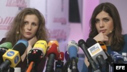 Maria Alyokhina (izda) y Nadezhda Tolokonnikova (dcha).