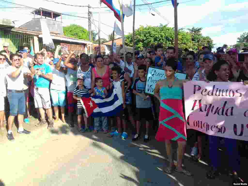 Colombianos y cubanos protestan en Turbo contra las deportaciones. Foto Cortesía de Pachy Pachy por vía Facebook.