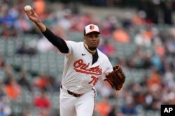 El relevista de los Orioles de Baltimore, Yennier Cano, lanza a primera base en un intento de recoger a Alex Kirilloff, de los Mellizos de Minnesota, durante la octava entrada de un partido de béisbol, el 17 de abril de 2024, en Baltimore. (AP Photo/Jess Rapfogel)