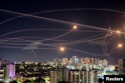 El sistema antimisiles Cúpula de Hierro de Israel intercepta cohetes lanzados desde la Franja de Gaza, visto desde Ashkelon, en el sur de Israel, el 20 de octubre de 2023. REUTERS/Amir Cohen IMÁGENES TPX DEL DÍA