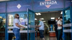 Impiden a periodista independiente adquirir tarjeta para compras en dólares