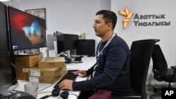 Un periodista en la sala de redacción de Radio Azattyk, en Biskek, Kirguistán, el 28 de abril de 2023. (AP Photo/Vladimir Voronin).