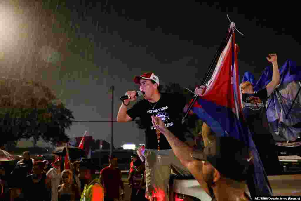 Con rosarios y banderas los exiliados cubanos en Tampa se unen a las protestas en contra del gobierno cubano.&nbsp;Foto:&nbsp;REUTERS/Octavio Jones.