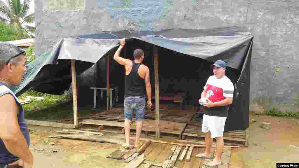 Carpas improvisadas para vivir, así son las condiciones de los cubanos en Turbo, Colombia.