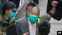 El empresario y comunicador Jimmy Lai tras presentarse en un tribunal de apelación el 9 de febrero de 2021. (AP Photo/Kin Cheung, File).