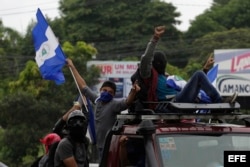 Cientos de personas a bordo de motocicletas, vehículos y camionetas salen de Managua rumbo a Masaya.