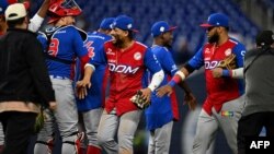 Los dominicanos celebran en el LoanDepot Park, en Miami, Florida, este 8 de febrero de 2024.