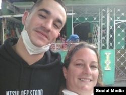 Andy García Lorenzo junto a su madre, recién salido de prisión.