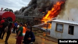 Incendio en escogida de tabaco, en Pinar del Río. (Foto: Facebook)