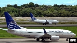 Aviones de la aerolínea panameña Copa Airlines en la pista del aeropuerto Internacional de Tocumen, en Ciudad Panamá. 