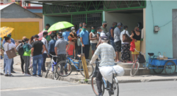 Personas aglomeradas en Las Tunas. Foto Periódico 26