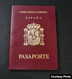 El pasaporte español es una de las concesiones, junto al DNI, que se otorgan a los nacionalizados.