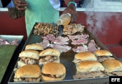 Un vendedor de "pan con lechón".