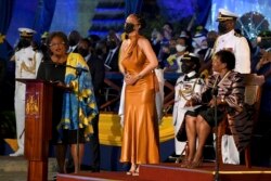 La primera ministra de Barbados Mia Mottley, izquierda, y la presidenta de Barbados, Sandra Mason, reconocen a Rihanna como heroína nacional durante la ceremonia inaugural presidencial en la Plaza de los Héroes, en Bridgetown.