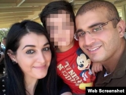 Omar Mateen junto a su esposa Noor Zahi Salman y su hijo, en una foto sin fecha publicada en Facebook.