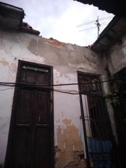 Otra foto de "Granma", presuntamente tomada desde el interior de la vivienda con la vista del espacio abierto que dejó el techo desplomado.