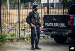 Un policía monta guardia afuera de la catedral de Managua, Nicaragua, el sábado 13 de agosto de 2022