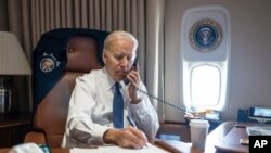 En esta imagen difundida por la Casa Blanca, el presidente Joe Biden habla con el gobernador de Texas, Greg Abbott, sobre el tiroteo masivo en la escuela de Uvalde. (Adam Schultz/The White House via AP)