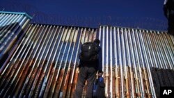 Un migrante espera del lado mexicano de la frontera. (Foto: AP/Marco Ugarte)