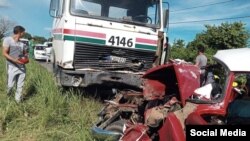 Un almendrón impactó con un camión cisterna de CUPET. (Fotos: Facebook ACN)