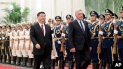 El gobernante cubano Miguel Díaz-Canel junto al presidente chino Xi Jinping durante una visita a Beijing en 2028. (Wang Ye/Xinhua via AP/Archivo)