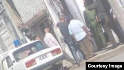 Militares entrando a la vivienda de Yerly Luis Velázquez, en Las Tunas. (Foto publicada por la usuaria Alma Cian en Facebook).