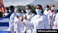 La agencia oficial Prensa Latina publicó el miércoles esta foto de un grupo de médicos cubanos en Perú.