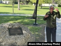 Exprisionero político Angel de Fana, en la ceremonia de recordación del fallecido poeta Angel Cuadra.