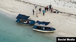 Balseros cubanos detenidos en el sur de la Florida por guardacostas de EEUU. (Foto: @USBPChiefMIP)