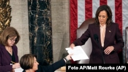 La vicepresidenta Kamala Harris durante una sesión conjunta del Congreso para confirmar los votos del Colegio Electoral, el lunes 6 de enero de 2025, en el Capitolio de EEUU en Washington. (Foto AP/Matt Rourke)