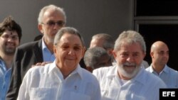 Raúl Castro conversa con el exgobernante brasileño Luiz Inácio Lula da Silva (i-d) en el aeropuerto José Martí de La Habana. Archivo.