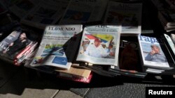 Portadas de los diarios españoles sobre la llegada a ese país del opositor y excandidato presidencial venezolano Edmundo González Urrutia. (REUTERS/Violeta Santos Moura)