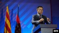 El presidente del FC Barcelona, Josep Maria Bartomeu, durante su intervención en la asamblea General Ordinaria 2017 celebrada hoy en el Palau Blaugrana.