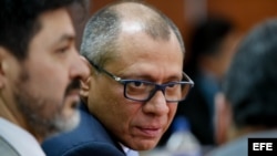 El vicepresidente sin funciones de Ecuador, Jorge Glas (c), asiste a una audiencia en la Corte Nacional Suprema, donde es juzgado por asociación ilícita en la trama Odebrecht.