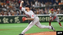 El lanzador Héctor Velázquez de los Medias Rojas de Boston durante la primera entrada de un juego de exhibición entre el equipo All Star Baseball de los EEUU y los Yomiuri Giants de Japón en el estadio Tokyo Dome en Tokio el 8 de noviembre de 2018.